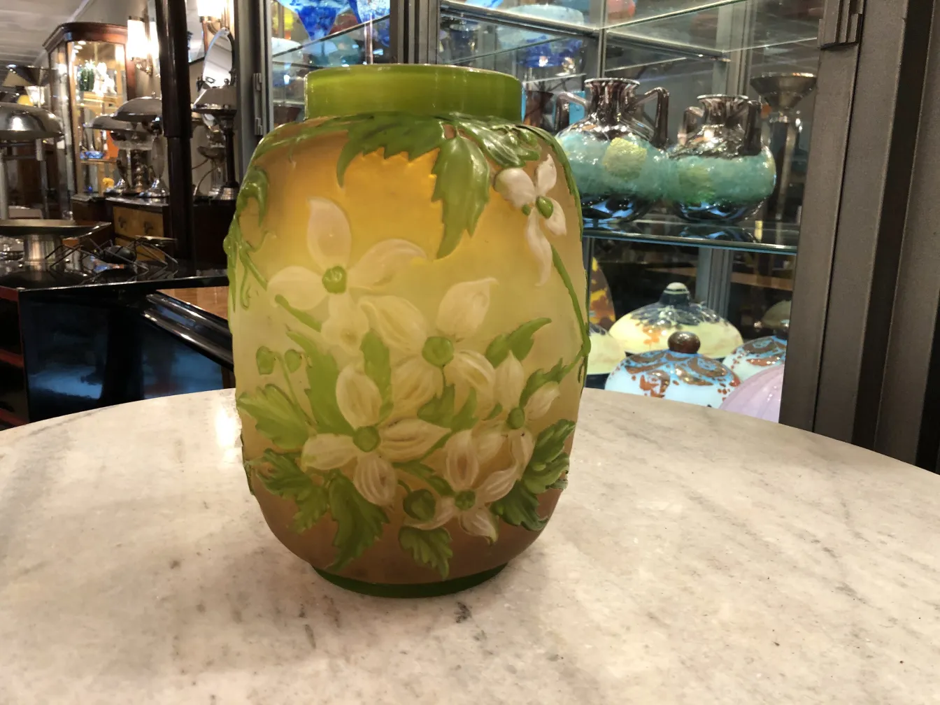 Antike Vase mit der Signatur Gallé und grüner Blumenverzierung