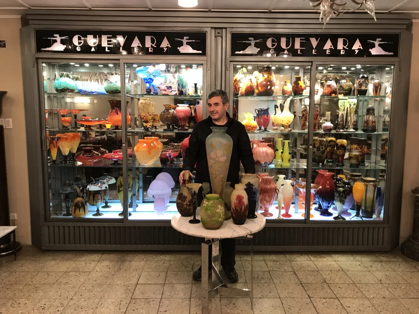 サイン入りグラス（Gallé）が色とりどりの花瓶と共に展示されています