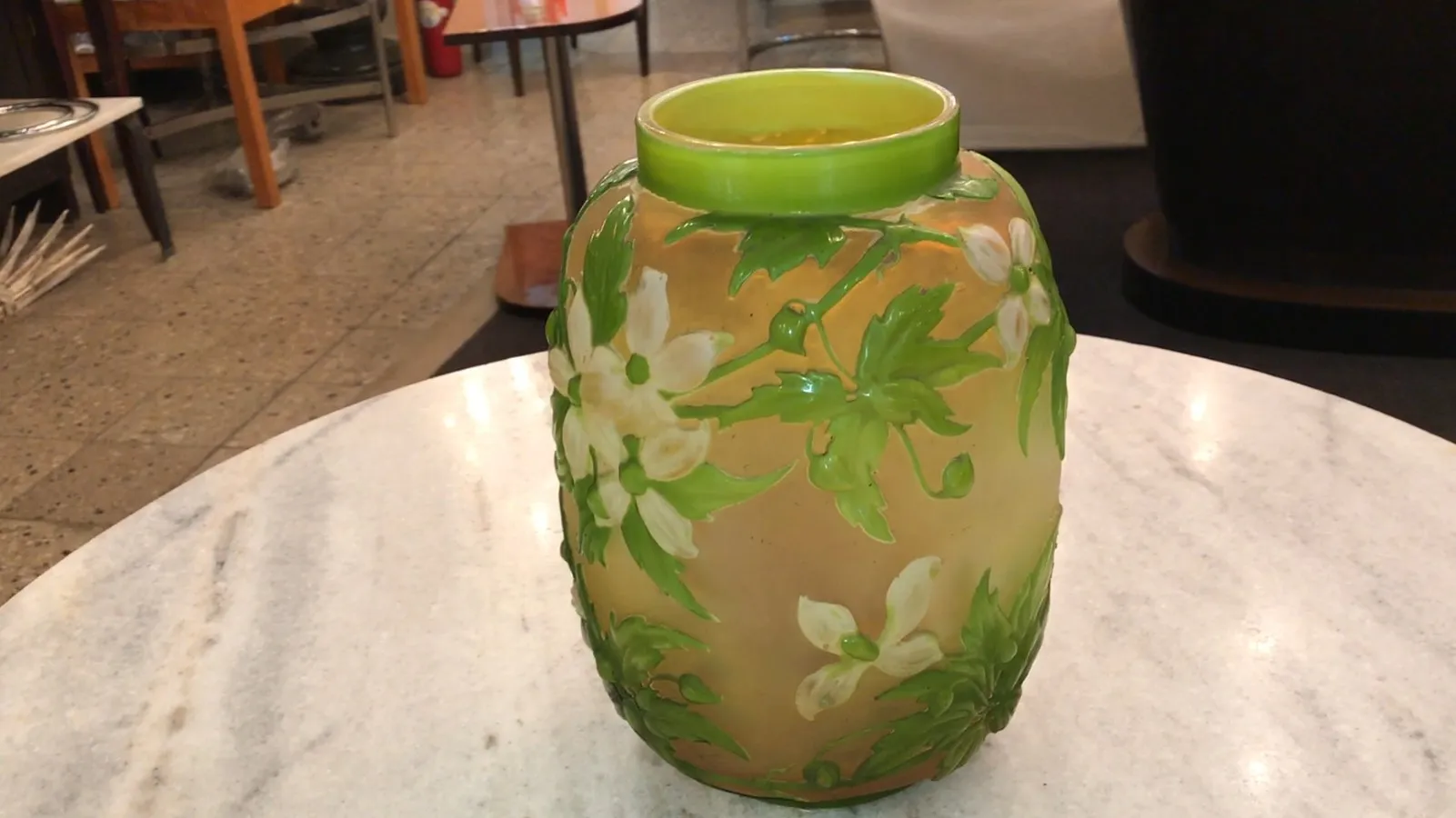 緑の花と葉のあるガレーサイン入り装飾品