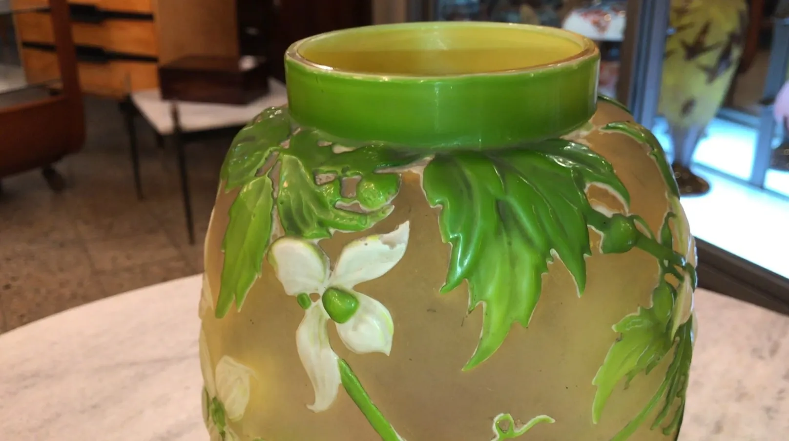 Verre signé Gallé antique avec des motifs de feuilles et de fleurs.