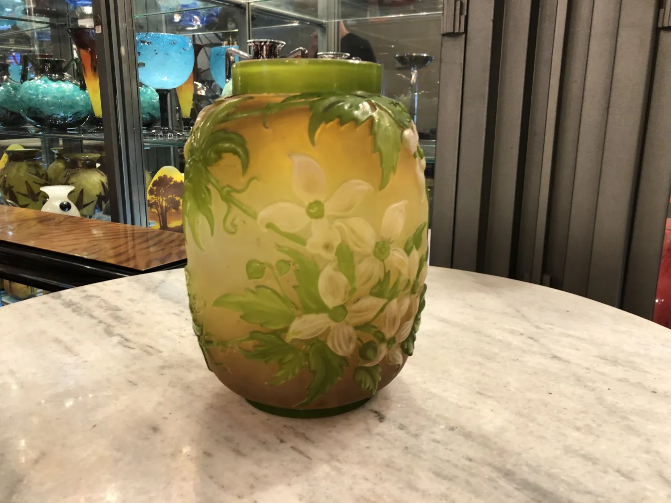 Antike Vase aus signiertem Glas von Gallé mit grünen und weißen Blumenmustern