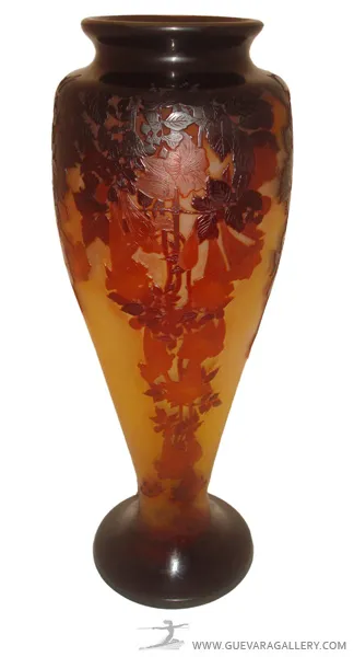 Vase ancien avec motif floral gravé par Gallé
