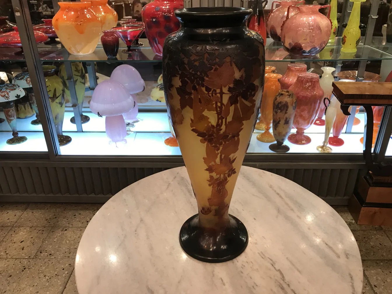 Vase ancien signé Gallé avec décorations en tons chauds