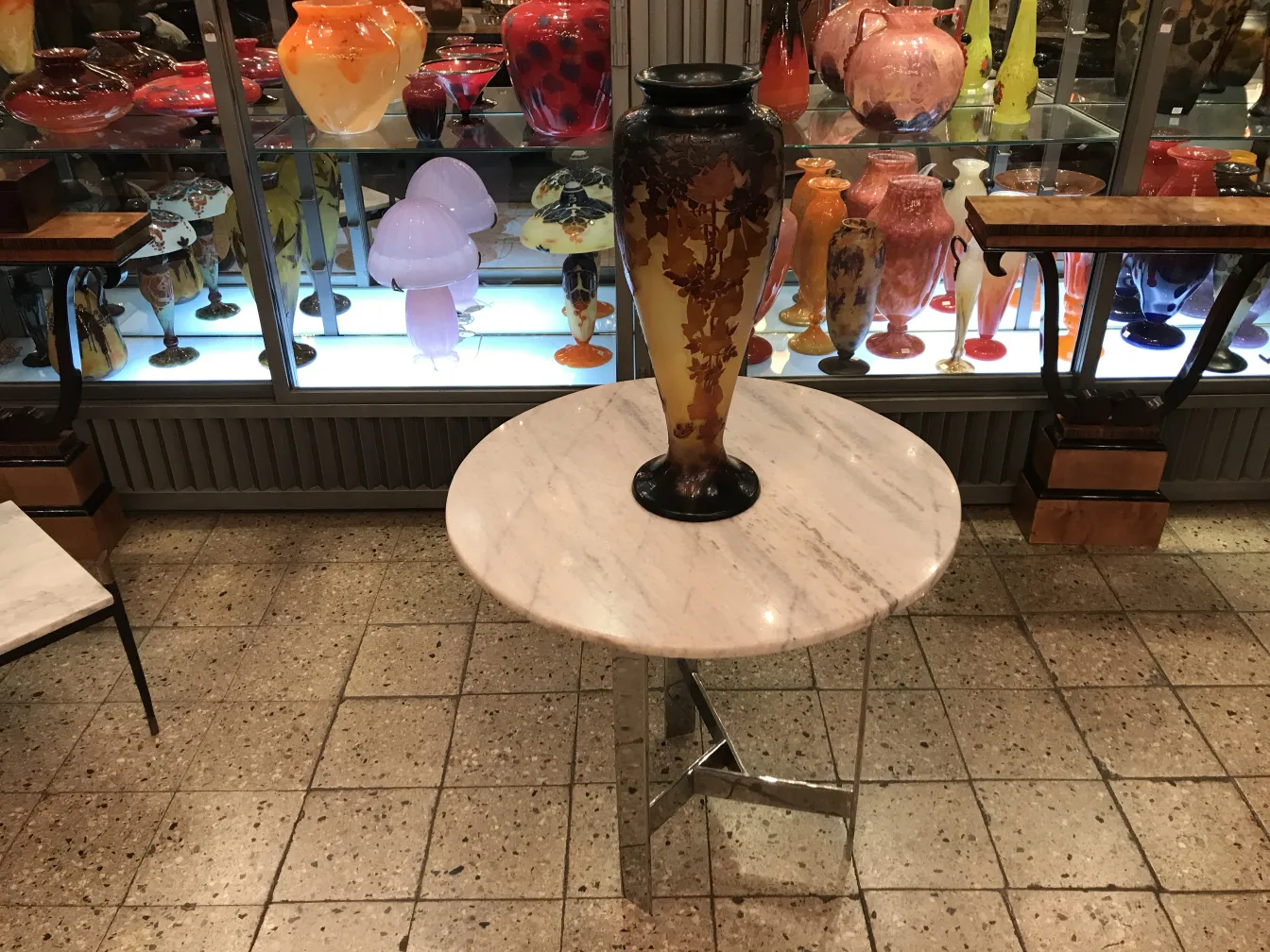 Antike Vase mit Gallé-Unterschrift, floraler Dekoration und verschiedenen Farben in einem eleganten Setting.