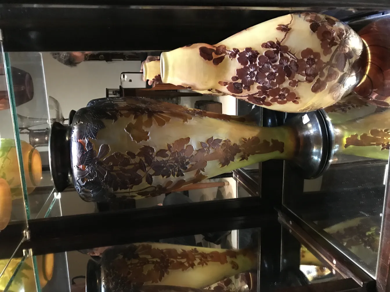 हस्ताक्षरित कांच गले पर सुरुचिपूर्ण पुष्प सजावट