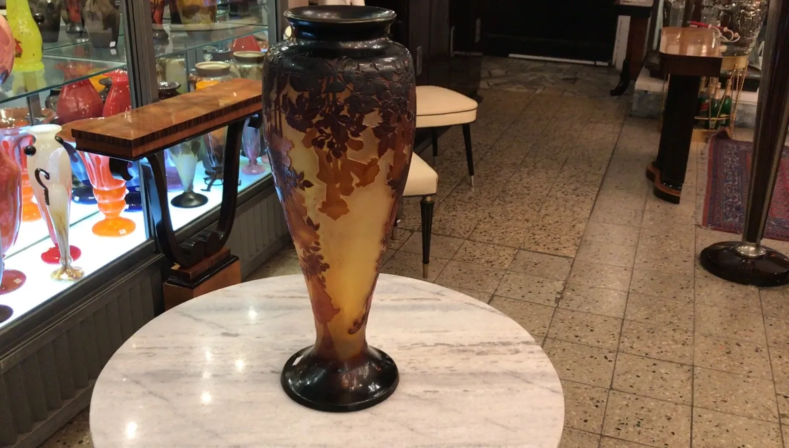 vase en verre signé gallé avec des détails décoratifs dans un cadre ancien