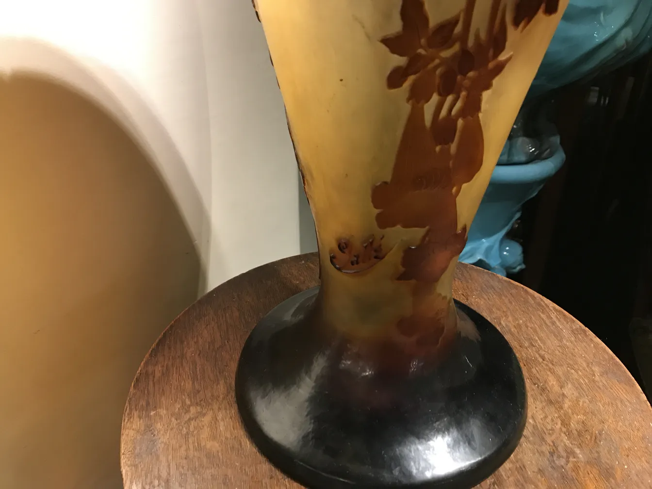 Antikes signiertes Glas Gallé mit floraler Dekoration an der Basis