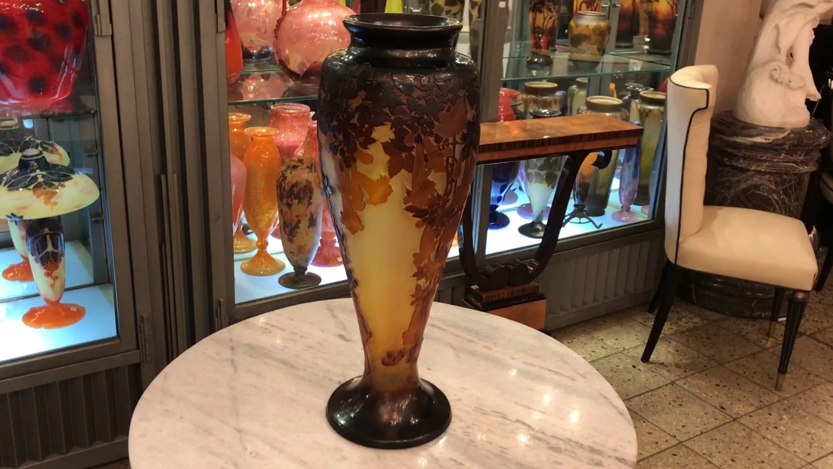 Antike Gallé-Vase mit dekorativem Design und warmen Farben.