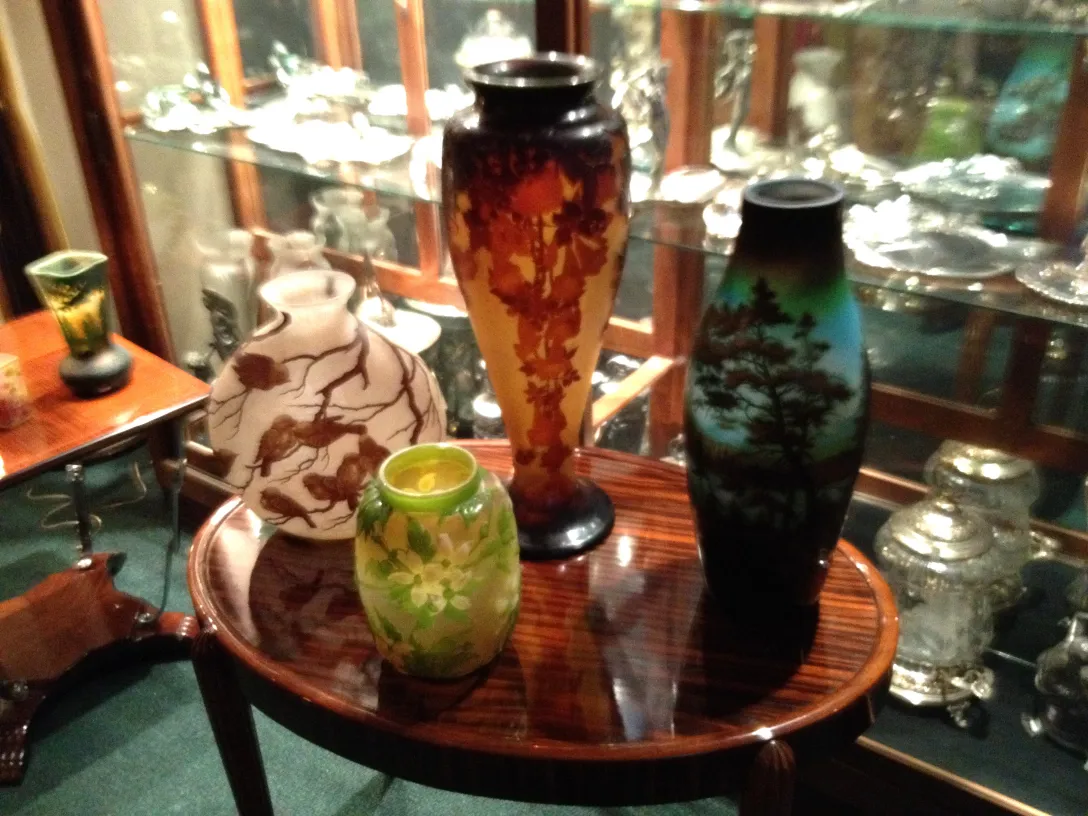 Signiertes Glas Gallé in einer Antiquitätenausstellung mit anderen Dekoren.