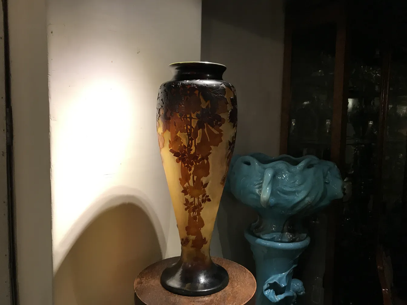 Vase ancien avec design en verre signé Gallé, couleurs chaudes et formes élégantes.