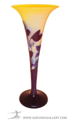 vase ancien en verre signé Gallé avec motifs floraux