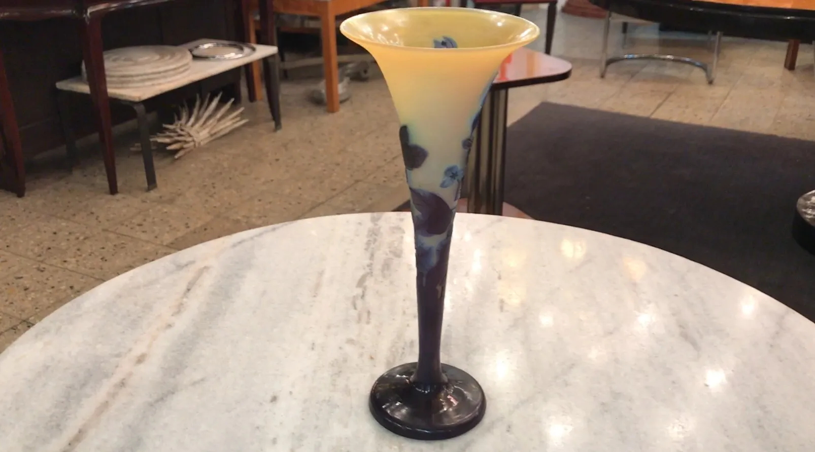 vidro antigo assinado gallé em amarelo com flores