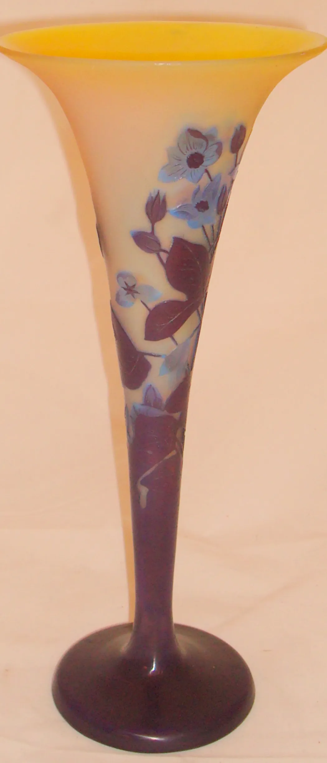 verre ancien avec un design floral signé par gallé