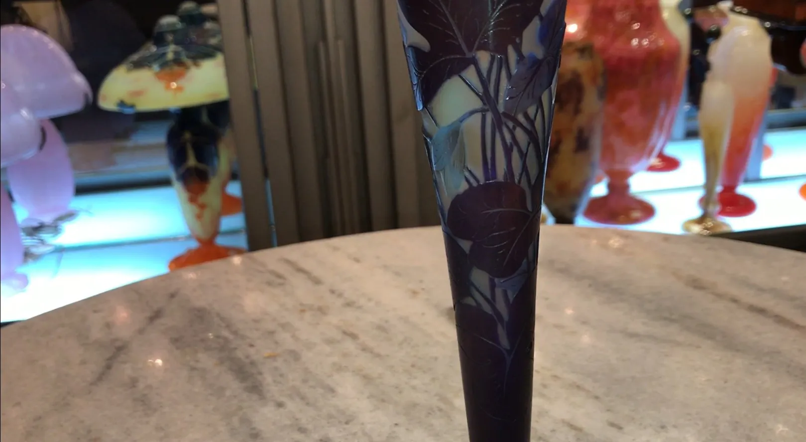 Vidrio antiguo firmado Gallé con diseño floral en azul y morado