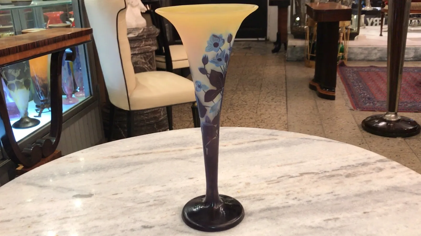 サイン入りグラス（Gallé）花柄デザイン、古物環境にて。