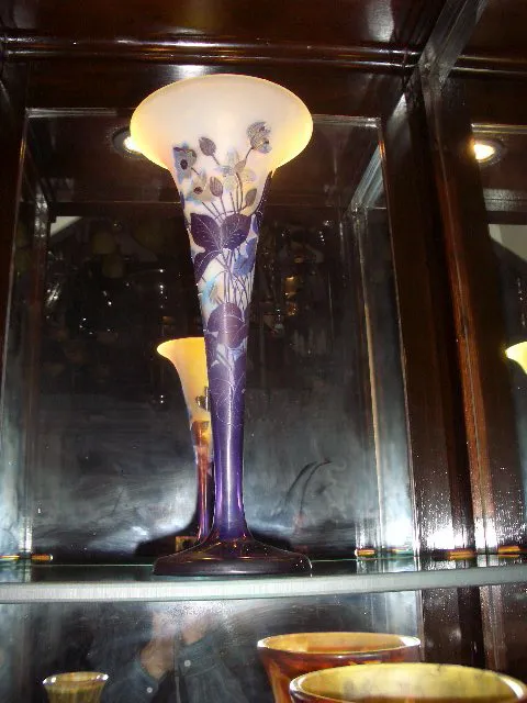 Vidro antigo assinado Gallé, ornamentado com motivos florais.