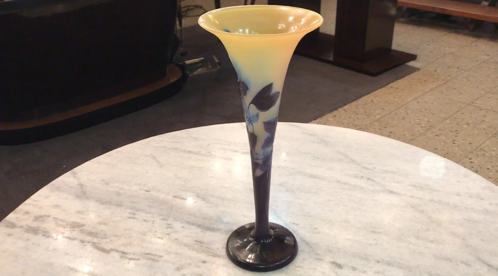 Vaso antico Gallé in tonalità gialle e viola, decorato con foglie.