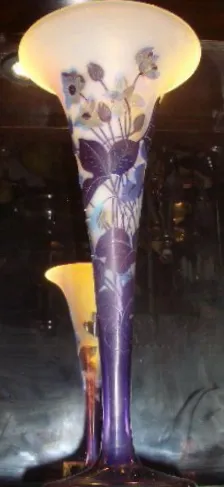 Vase en verre signé par Gallé avec des motifs floraux en violet et bleu, cadre vintage.