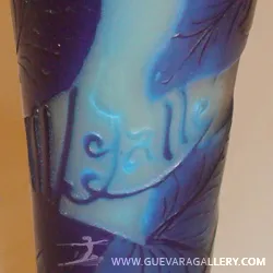 प्राचीन हस्ताक्षरित कांच गैल पत्तियों के डिज़ाइन के साथ