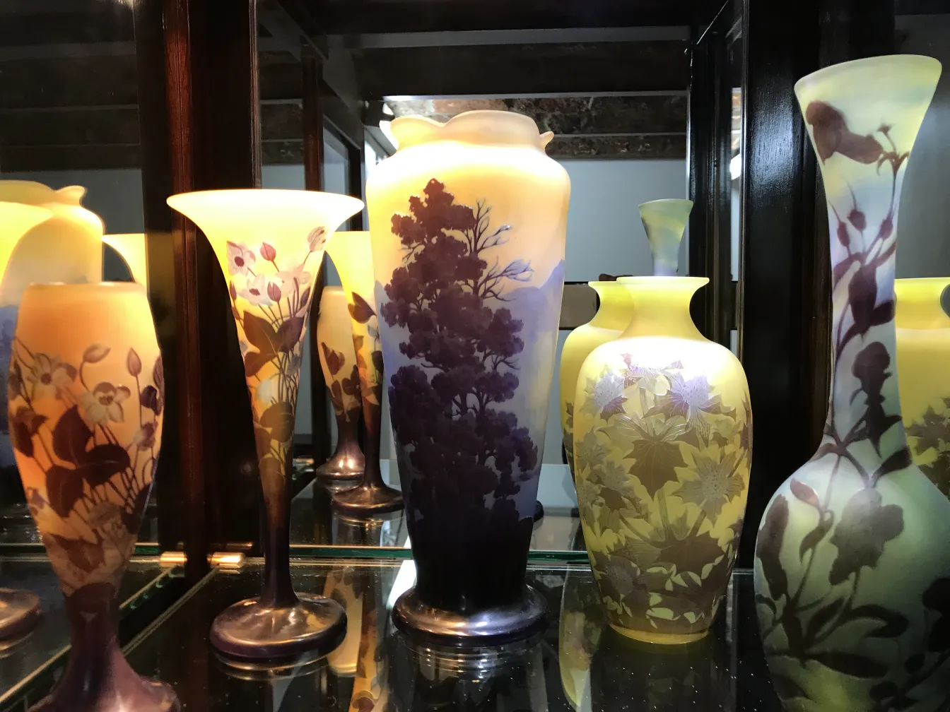 装饰性签名玻璃 Gallé，带有花卉图案和柔和色调，适合展示。