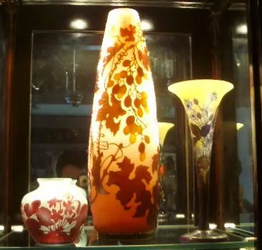 signiertes Glas Gallé mit künstlerischen Verzierungen in einer Ausstellungsumgebung