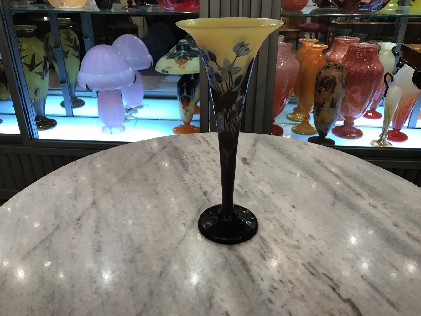 ग्लास पर हस्ताक्षरित Gallé रंगीन प्राचीन वस्तुओं के पीछे