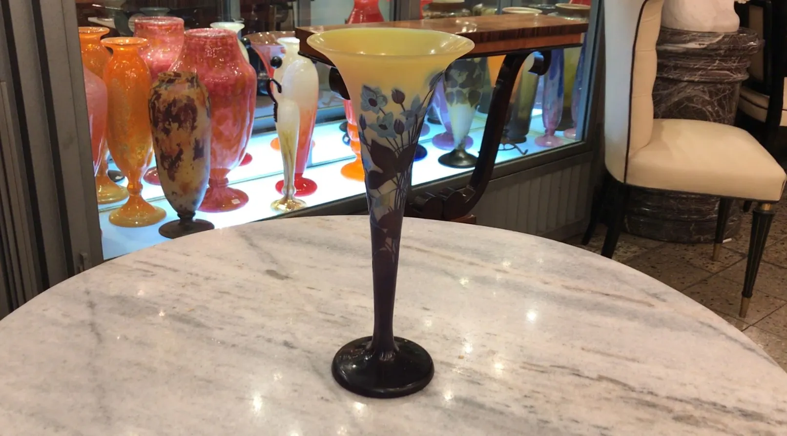 花のモチーフが施されたエレガントなサイン入りグラス gallé、アンティークの環境で展示。