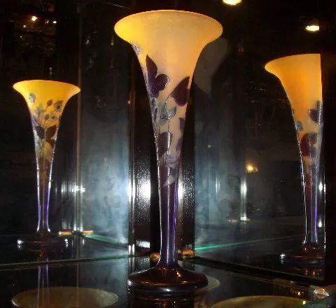 Signiertes Glas Gallé mit floralen Design in eleganter Umgebung