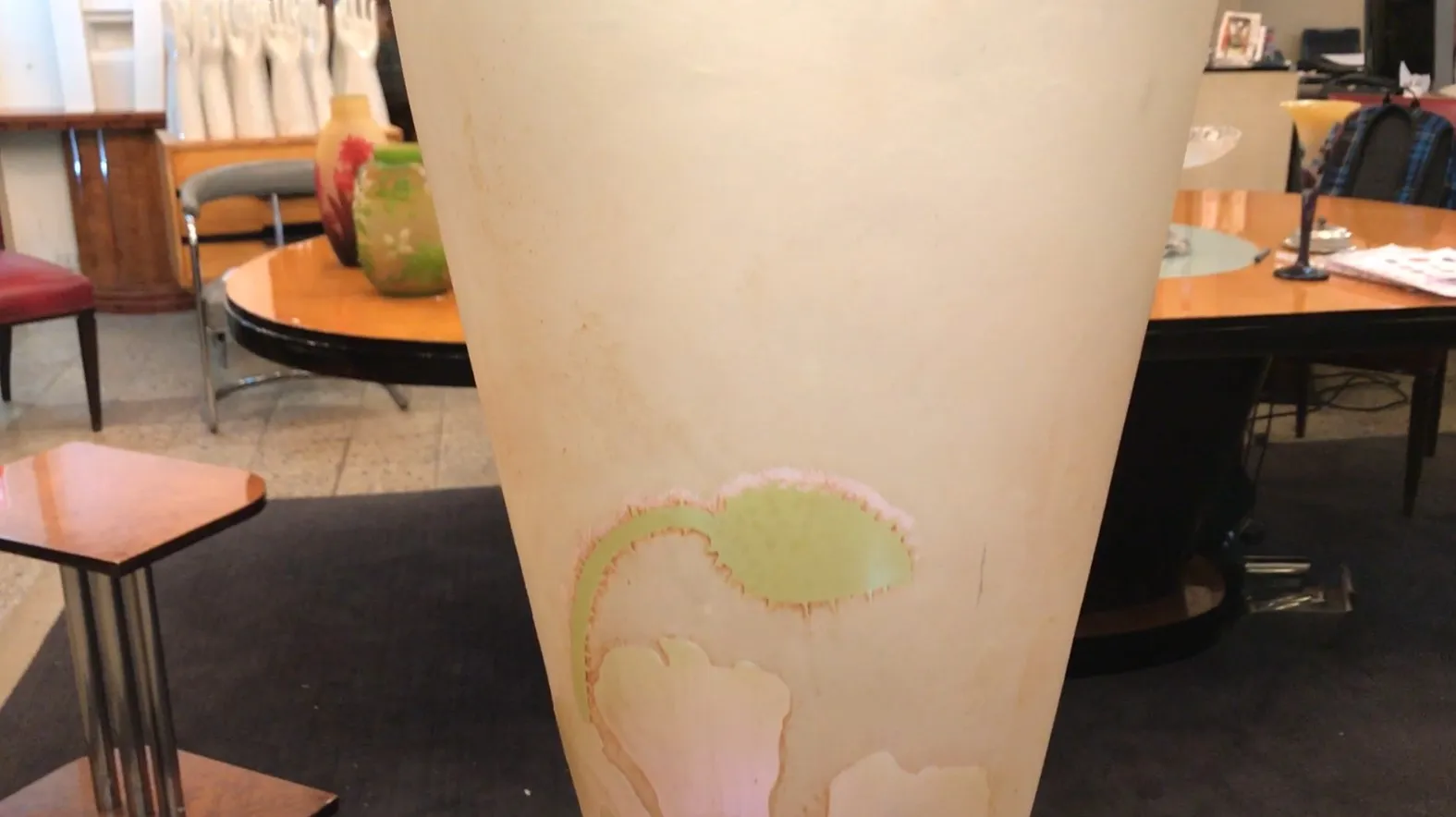 서명된 유리잔 Gallé, 부드러운 꽃 장식, 고대 환경