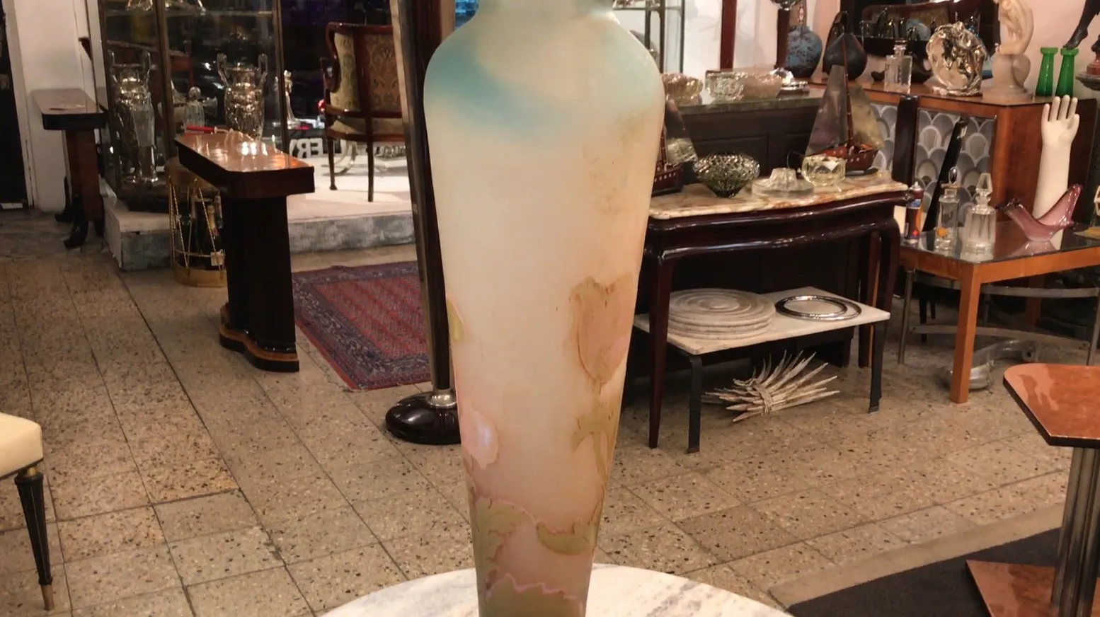 Antichità vetro firmato Gallé con decorazioni floreali in tonalità pastello.