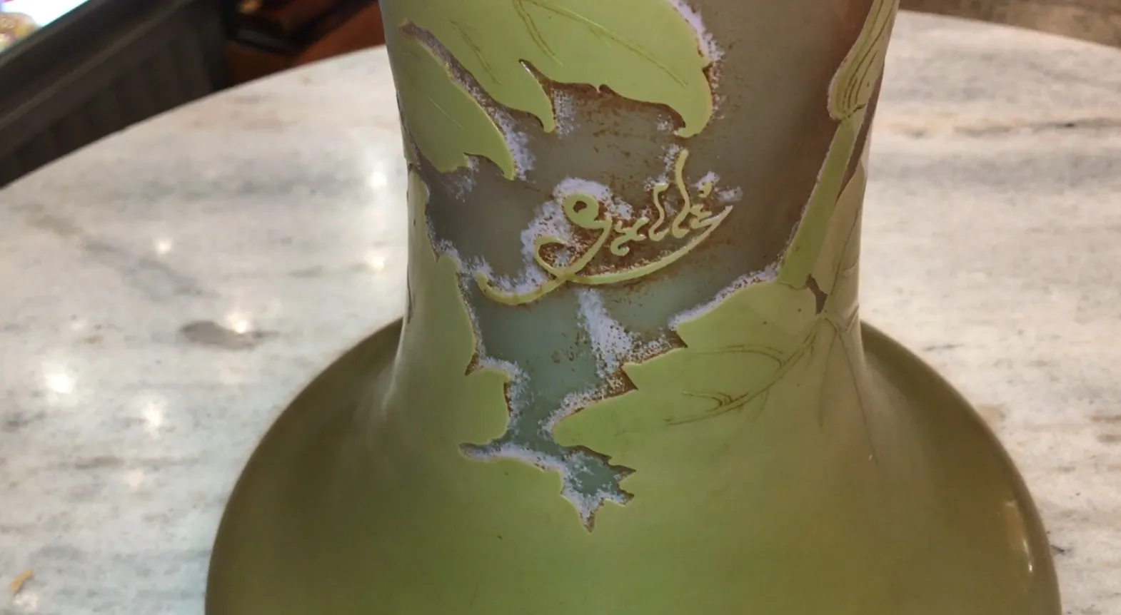 Signiertes Gallé-Glas mit Blätterdesign, grüne Farbe, antikes Stück.