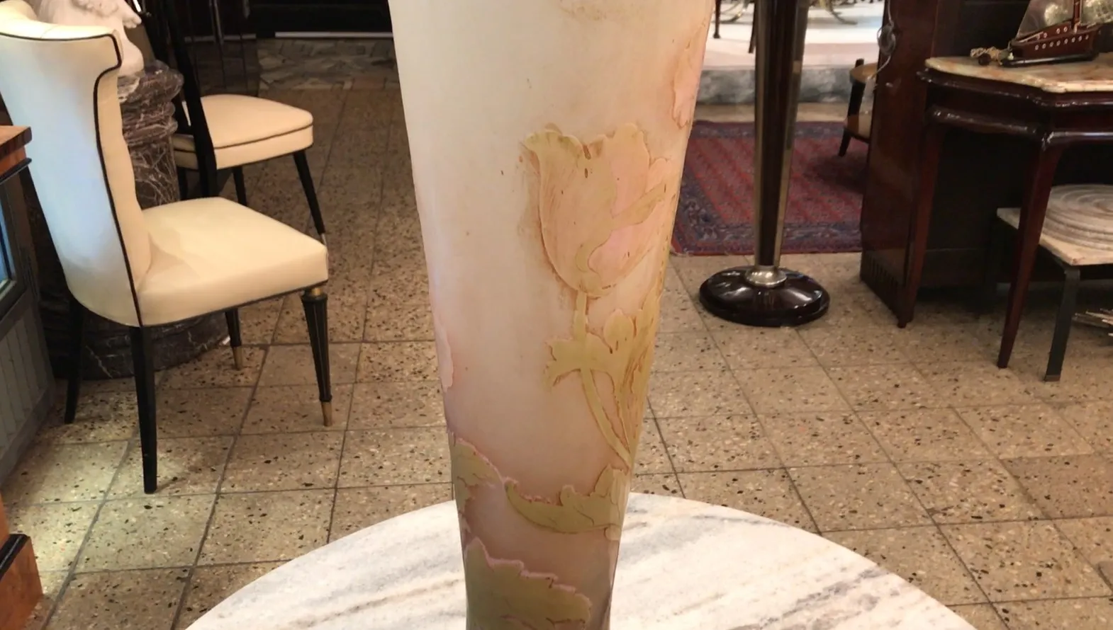 Antigüedad de vidrio firmado Gallé con decoración floral, ideal para coleccionistas.