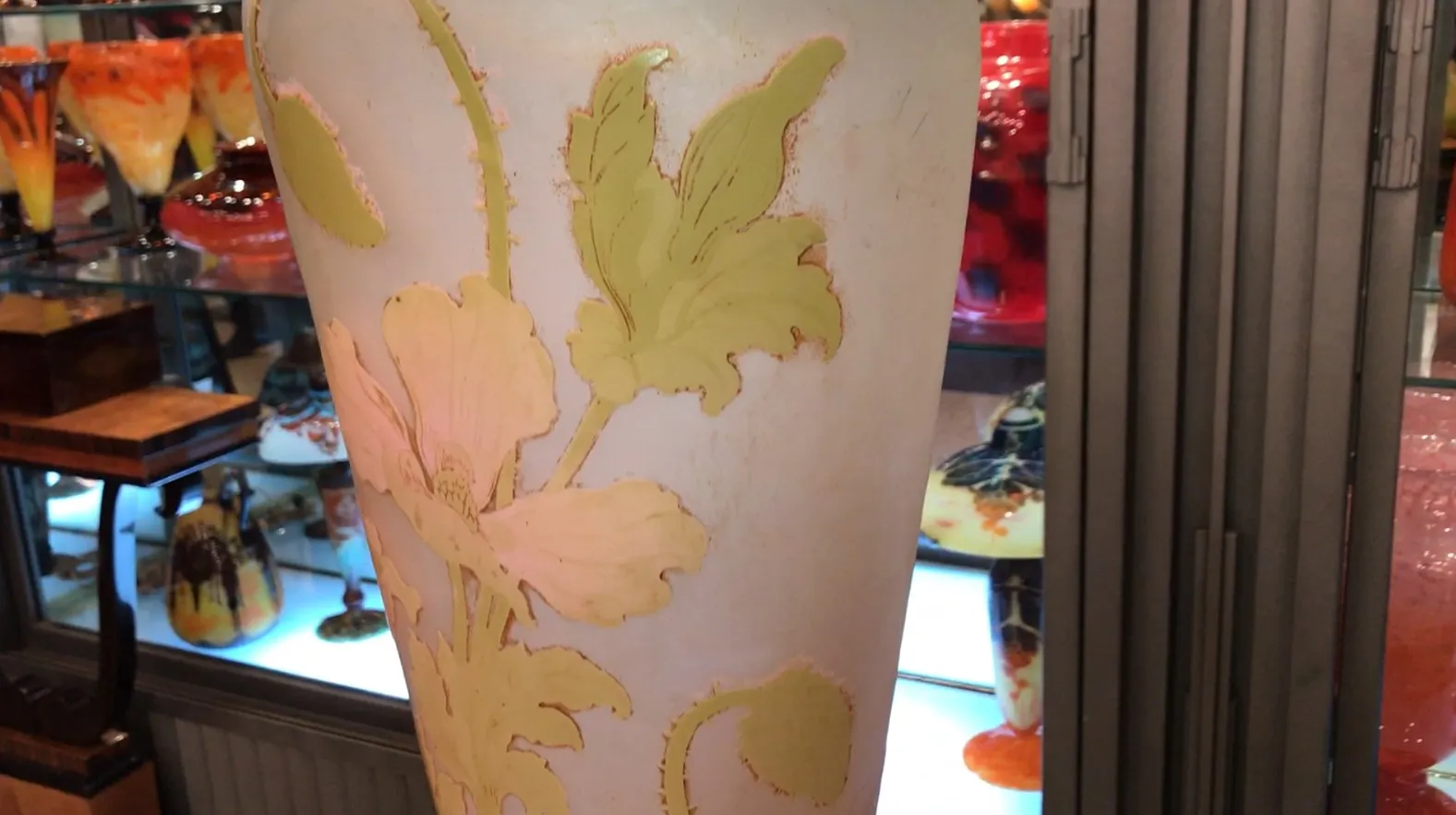 Antiker signierter Glasvase von Gallé mit floralem Design in sanften Farben und hellem Hintergrund.