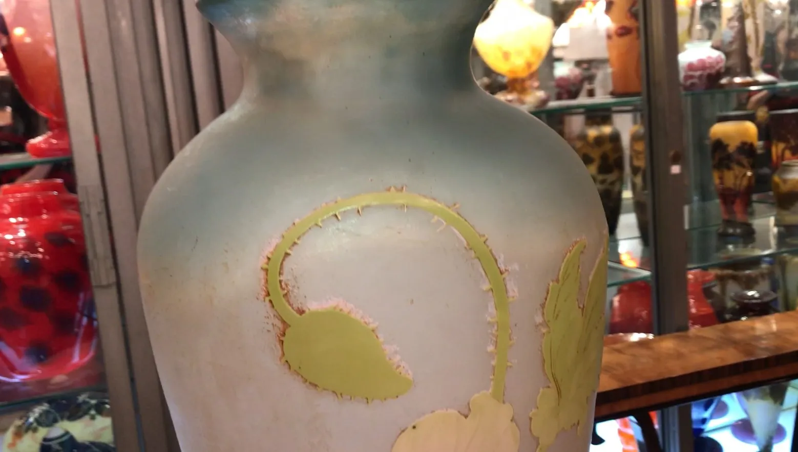 altes signiertes Glas Gallé mit Blatt- und Blütendesign auf subtiler Hintergrund