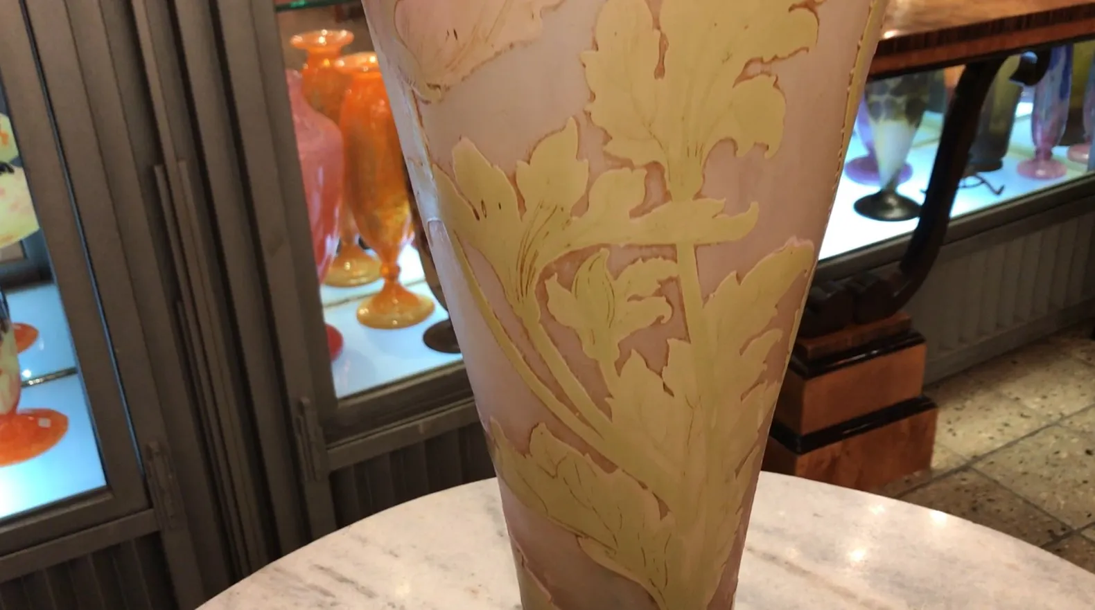 vase en verre signé gallé décoré de feuilles jaunes