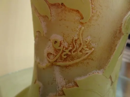 Vidrio antiguo con firma Galé en un entorno iluminado