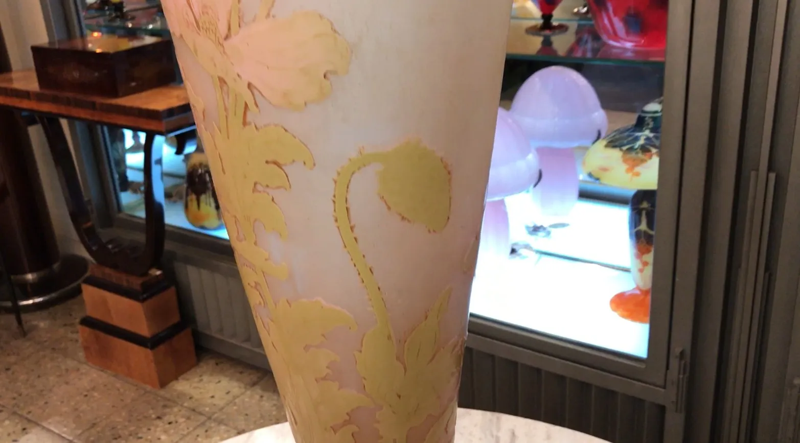 一件优雅的签名玻璃Gallé，带有花卉设计，展示在古董环境中