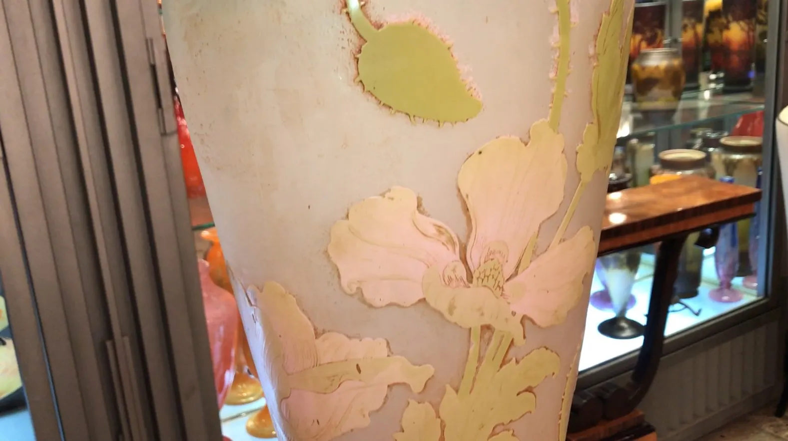 Verre signé Gallé avec décoration florale sur fond clair.