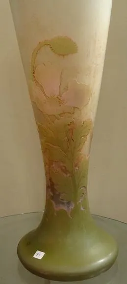 古いサイン入りガラス（Gallé）の花と葉のデザインが施された花瓶、上部は淡い色、底部は緑。