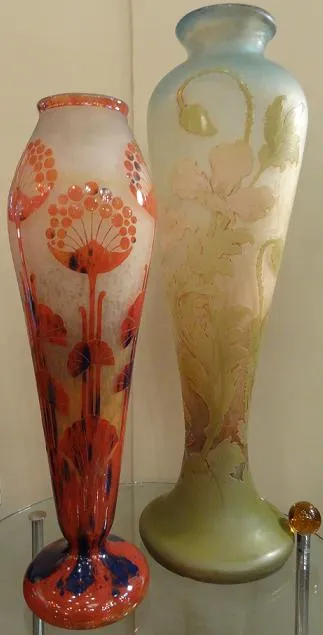 deux vases anciens en verre signé Gallé avec des motifs floraux