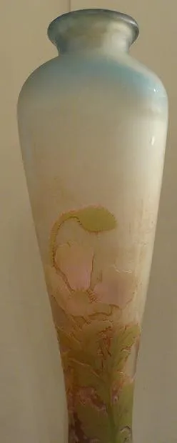 Vaso antico in vetro firmato Gallé con delicata decorazione floreale.