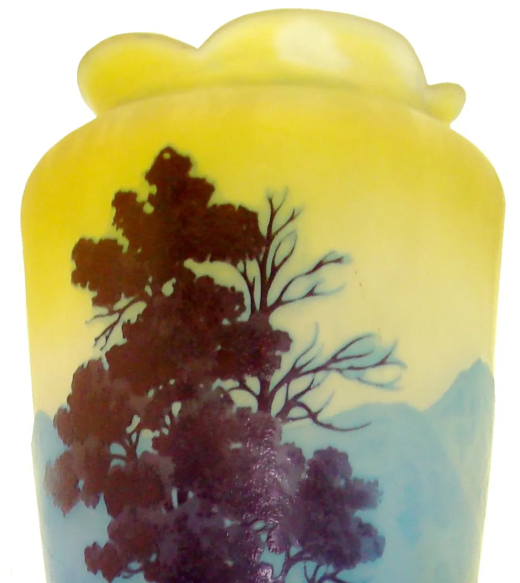 Antikes Gallé-Glas mit Baum- und Bergmotiven.