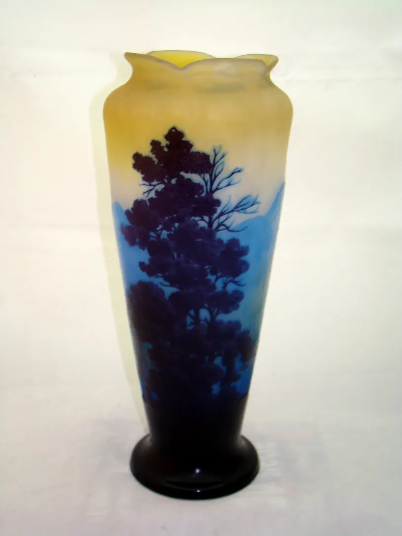 vase ancien avec signature gallé, design bleu et noir sur fond jaune