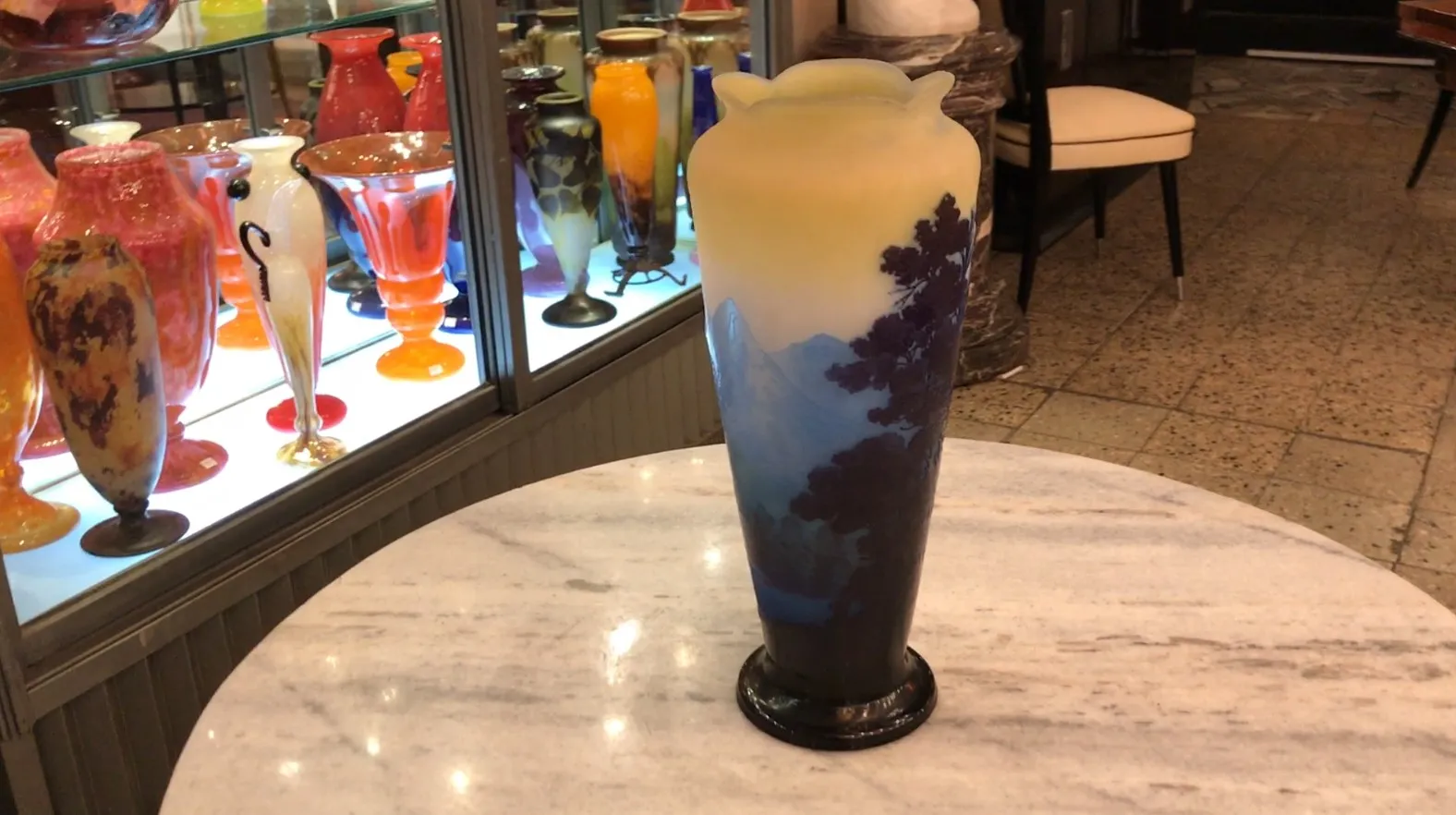 Dekorat vase aus signiertem Glas Gallé mit stilisierter Form und Farbverlauf.