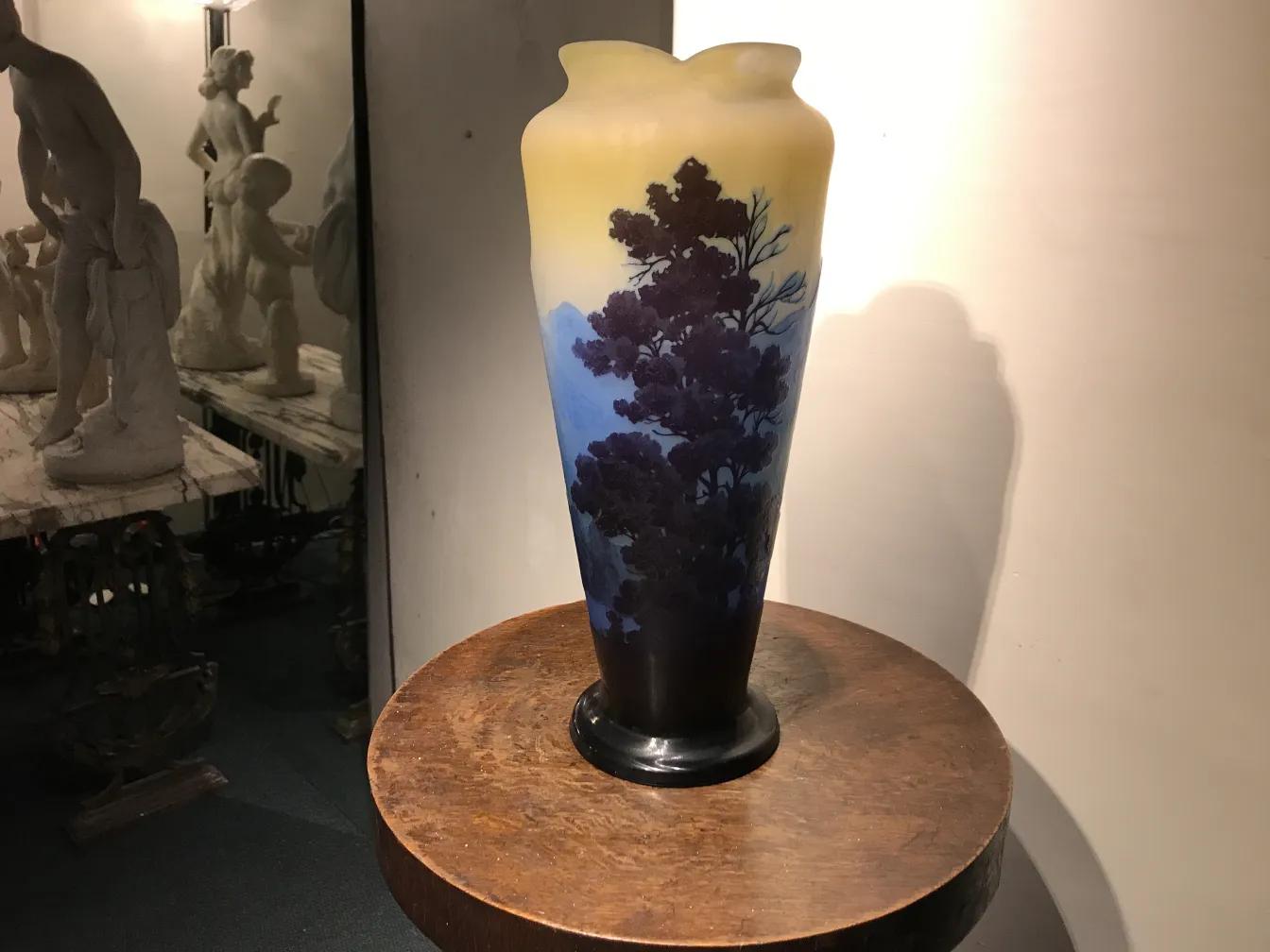 antik signierter Gallé-Vase mit blauen und schwarzen Landschaften