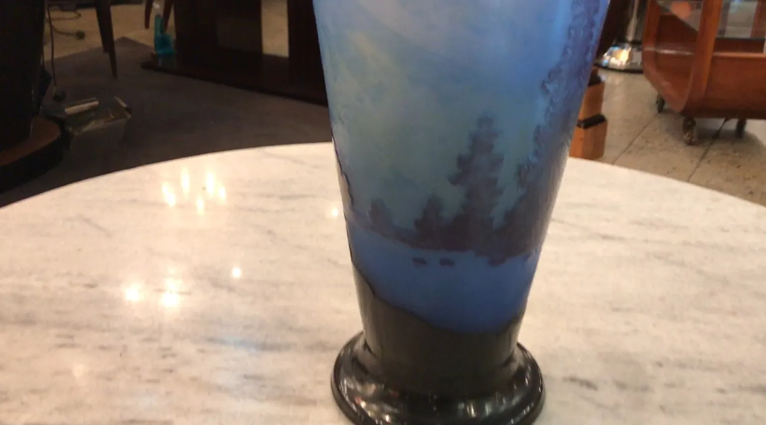 签名玻璃Gallé，带有蓝色调的风景设计