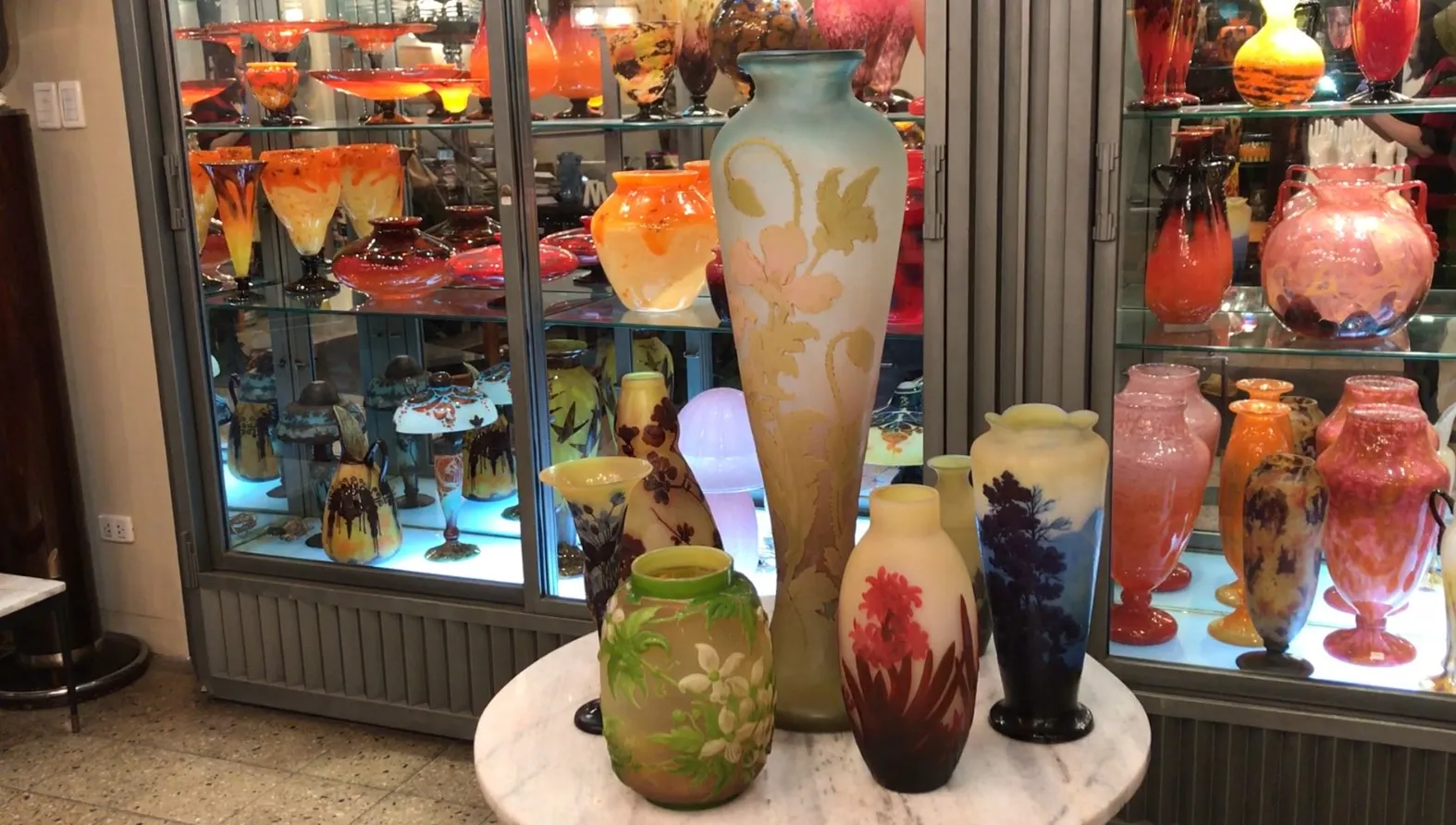 Vidro assinado Gallé em um ambiente decorativo com outros itens