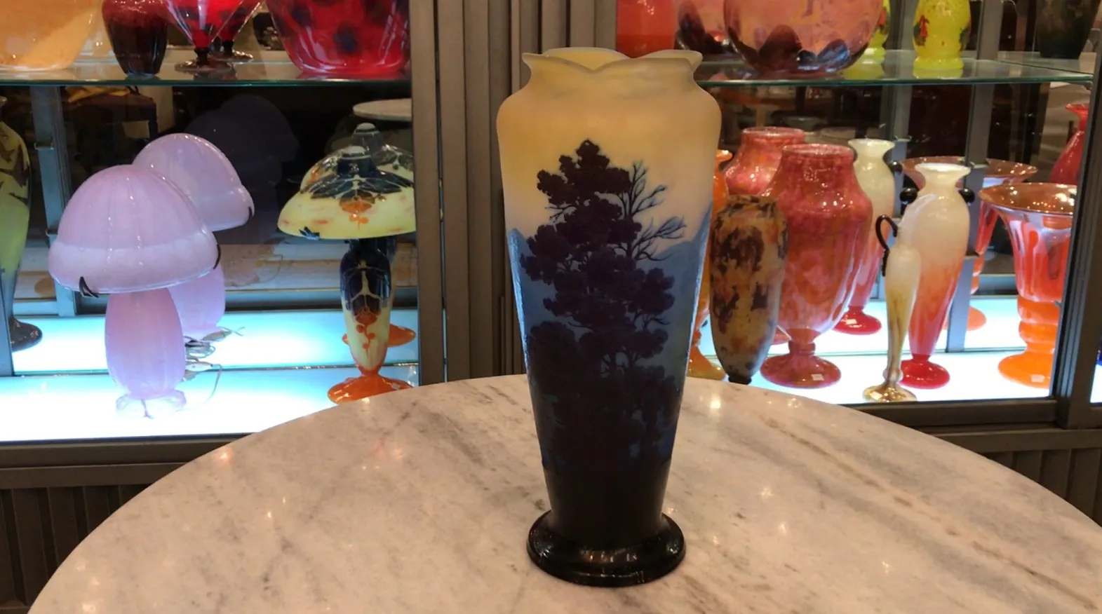 Elegantes signiertes Glas Gallé mit blauem und schwarzem Design