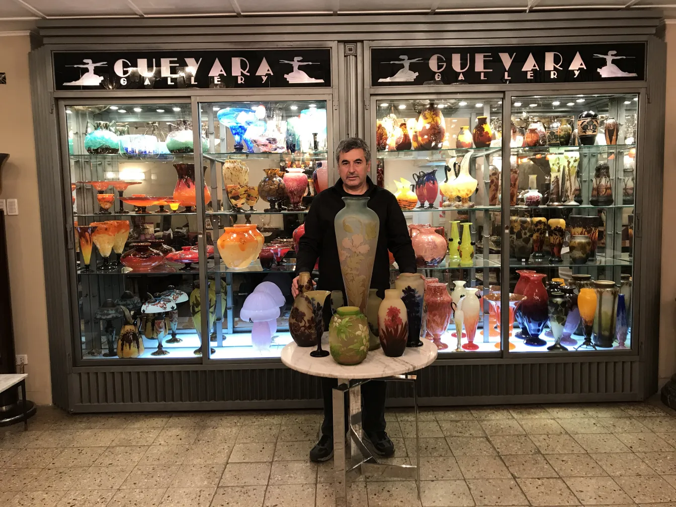 签名玻璃Gallé在画廊，装饰性和古董