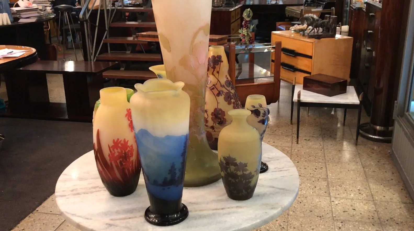 Vases décoratifs en verre signé Gallé dans un cadre ancien.